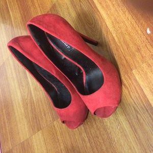 red heels pumps